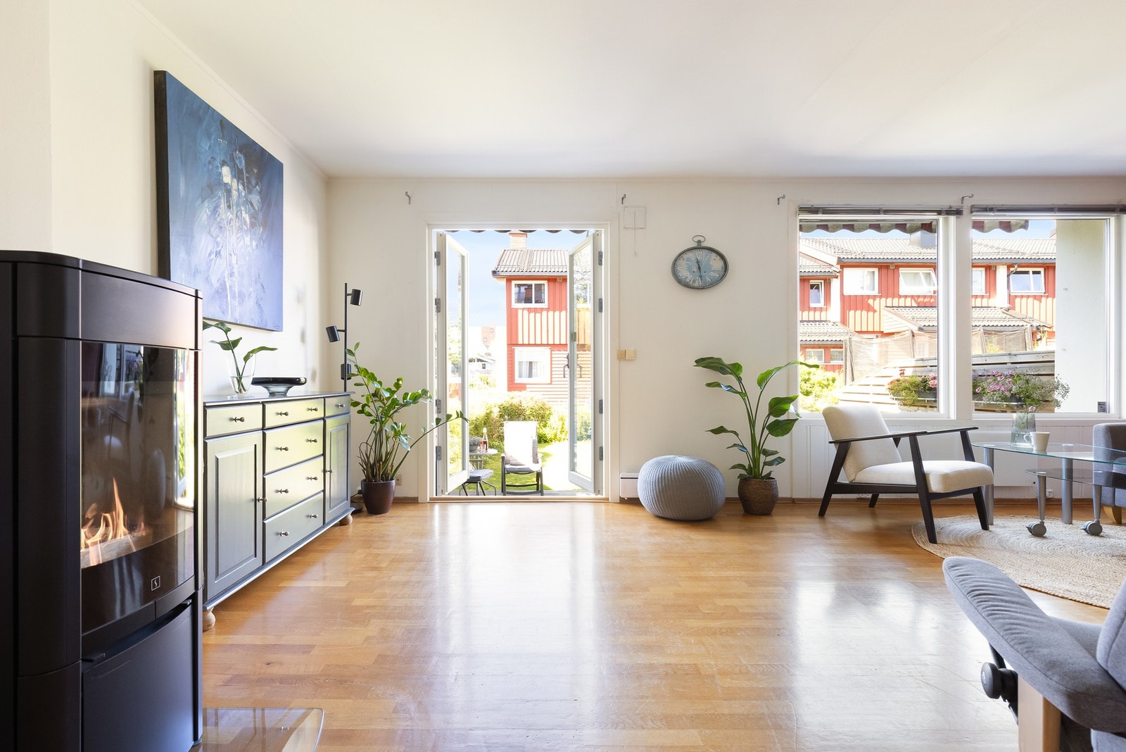 Boligens oppholdsrom som oppleves lyst og luftig med en god planløsning. Galleribilde