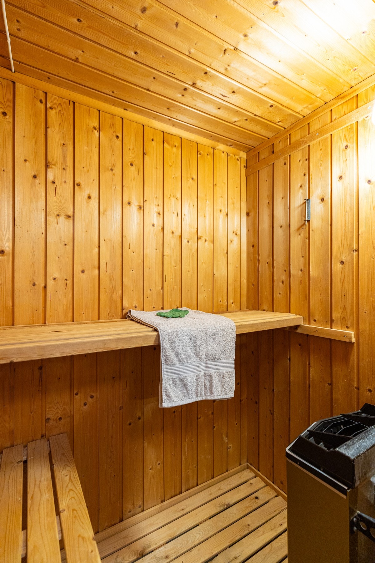 Badstuen inneholder plassbygde benker og badstueovn. Her kan man koble av i en hektisk hverdag. Galleribilde