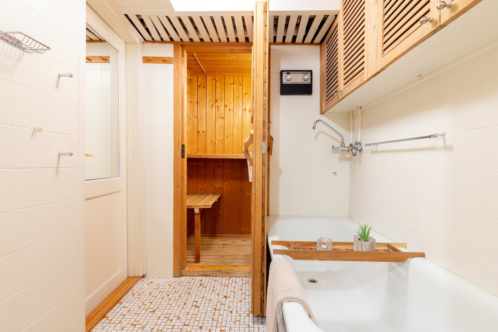 Innenfor badet finner du badstuen, en luksus ikke alle har i boligen sin. Galleribilde