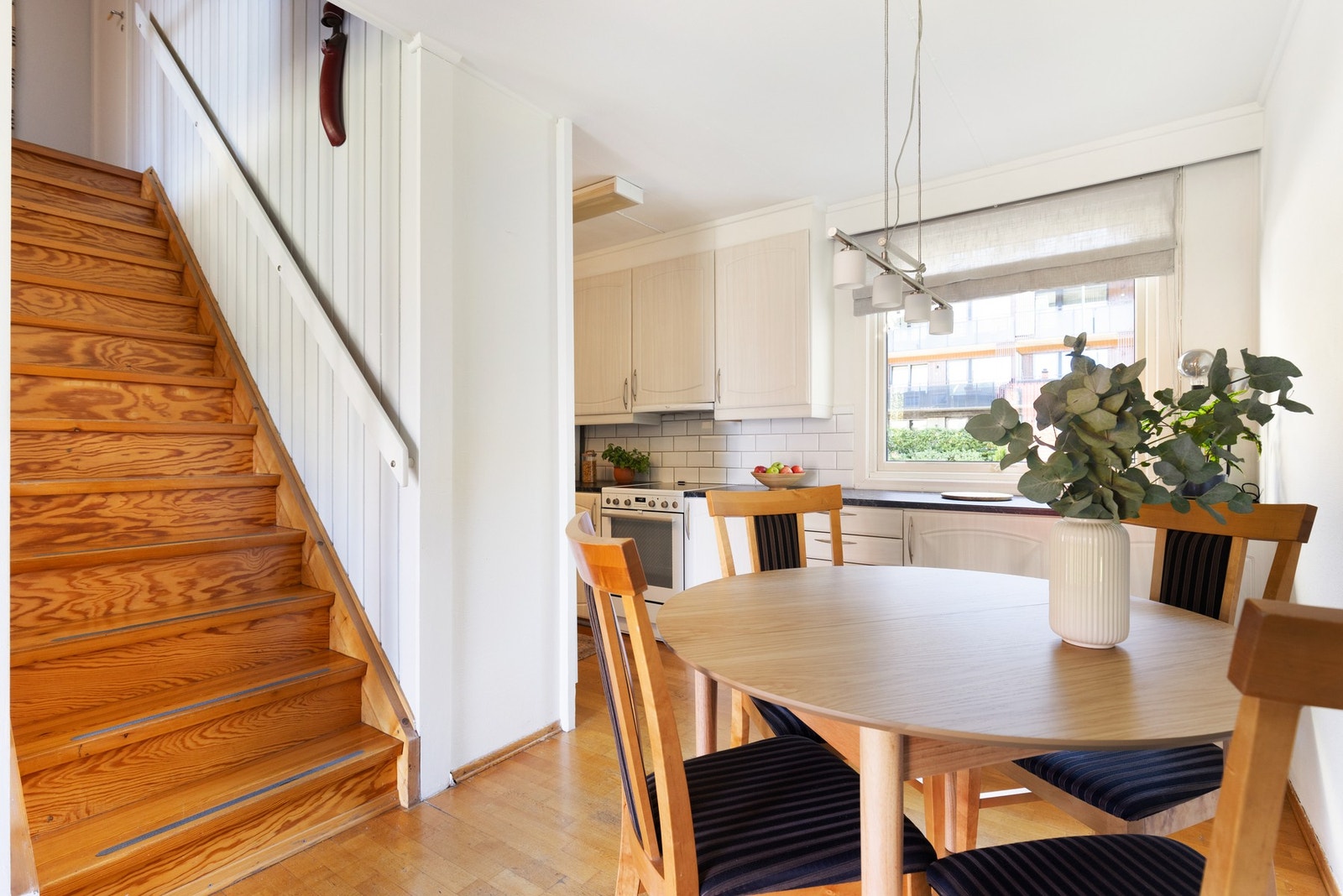 Ved kjøkkenet er det plass til et lite bord hvor frokosten kan nytes før du går løs på dagens gjøremål. Galleribilde