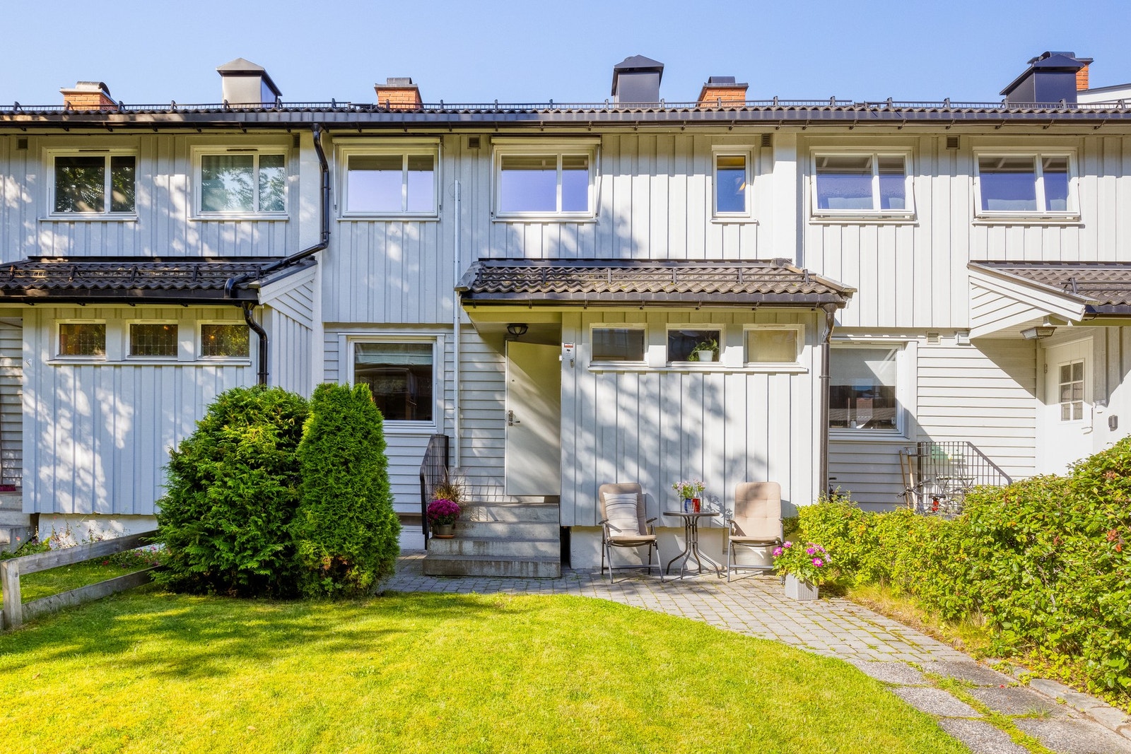 Pent inngangsparti med hagedel og belegningsstein. Galleribilde