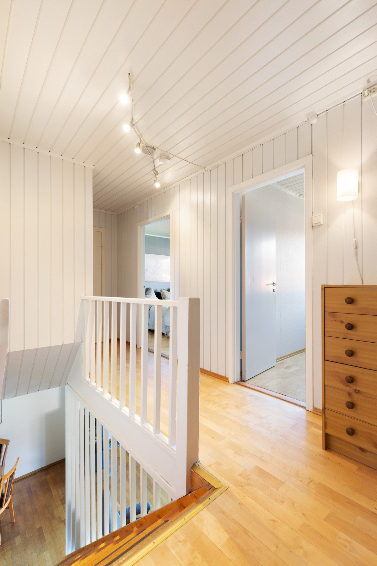 Trapp opp til 2. etasje. Gangen er knutepunktet for alle rommene i etasjen. Galleribilde