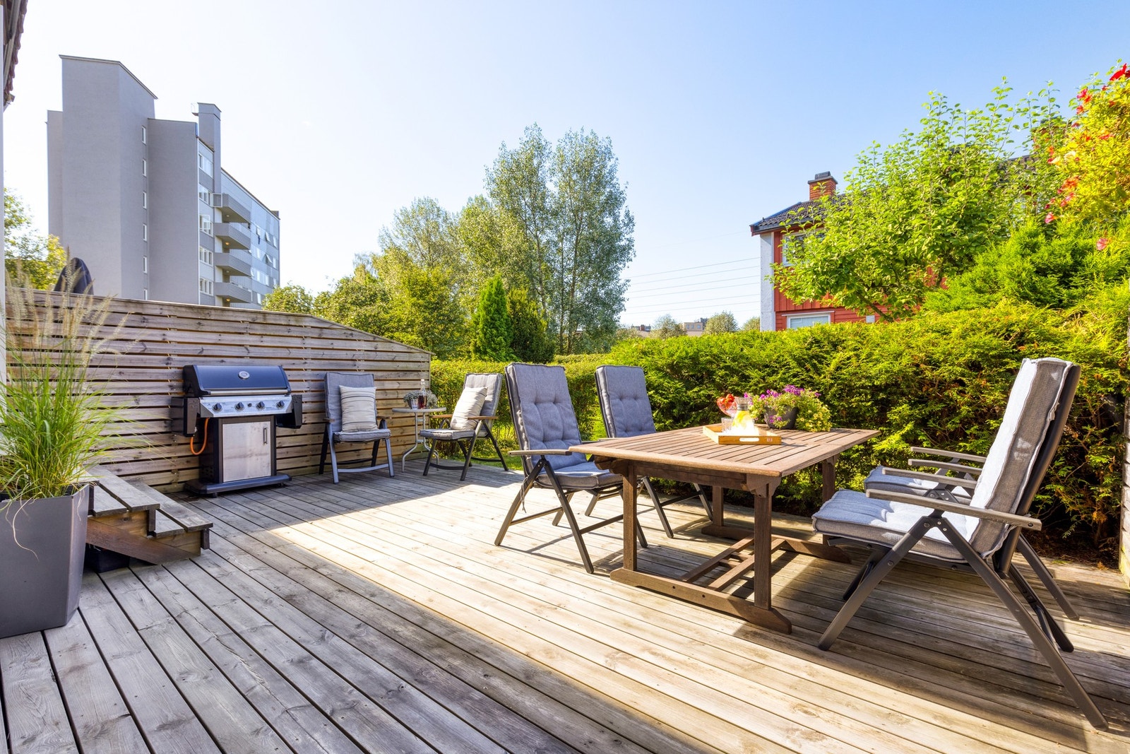Vestvendt markterrasse på ca. 28 kvm i trekonstruksjon. På markterrassen får du godt med plass til både loungmøblement, spisebord, beplantning og grill. Galleribilde