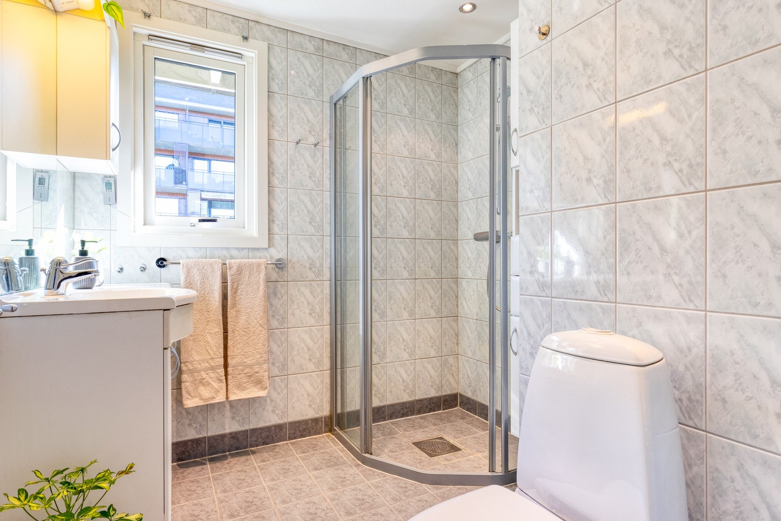 På badet er det innredning med nedfelt servant, toalett og dusjvegger/hjørne. Galleribilde