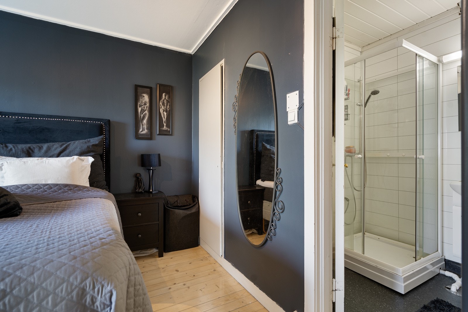 Fra soverommet i 1. etasje har man direkte adkomst til badet Galleribilde