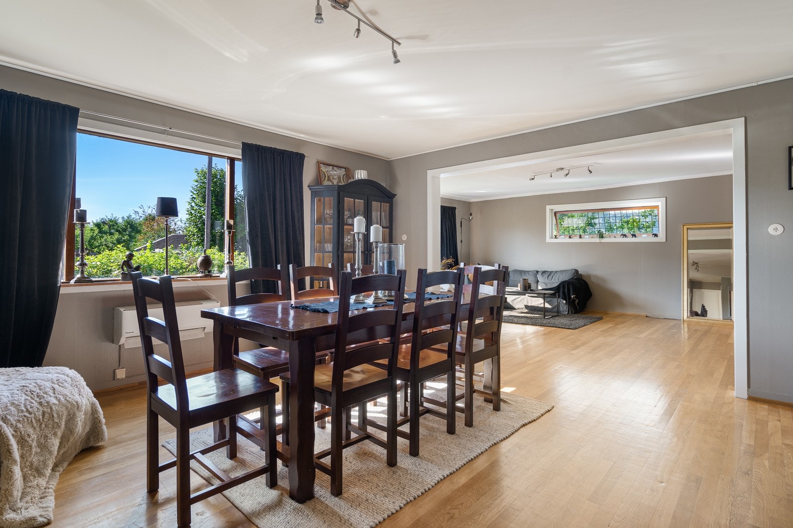 Stor spiseplass i 1. etasje, her kan man dekke til langbord og hyggelige lag Galleribilde