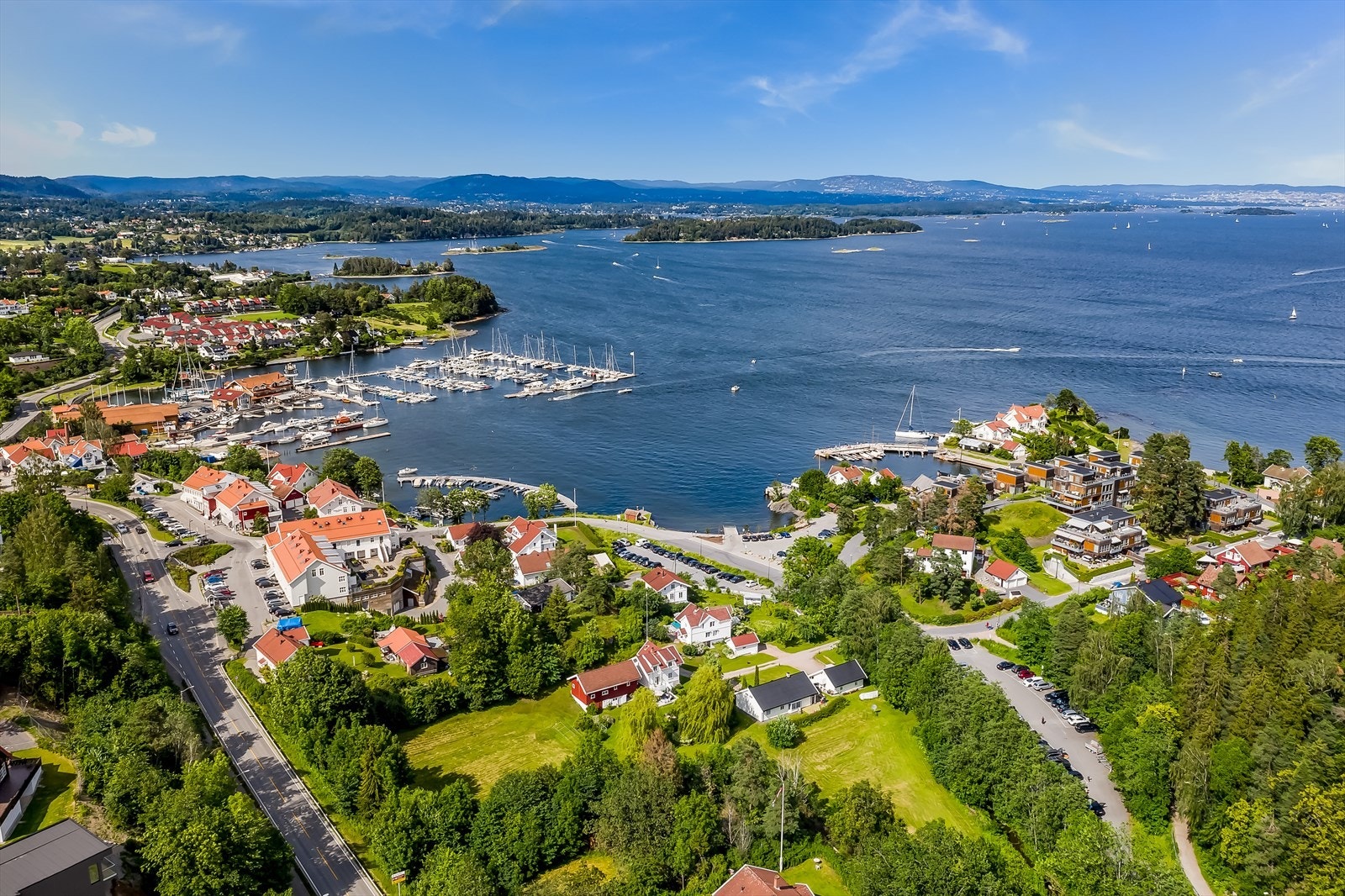 Boligen ligger ca. 5 minutters kjøring fra Vollen Handelssted som er et av de mest besøkte stedene langs kyststien ved Oslofjorden. Hurtigbåt fra Vollen til Aker brygge med en overfart på ca. 25 minutter. Galleribilde