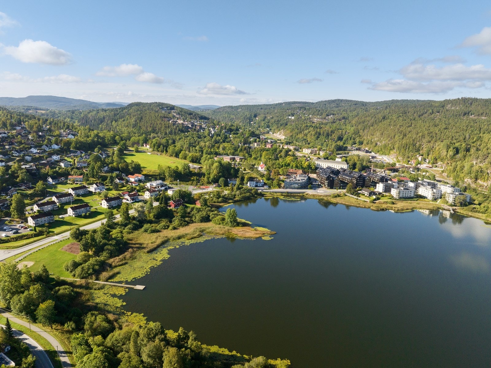 Gjellumvannet ligger sentralt i Heggedal, et yndet bade- og fiskeevann. Galleribilde