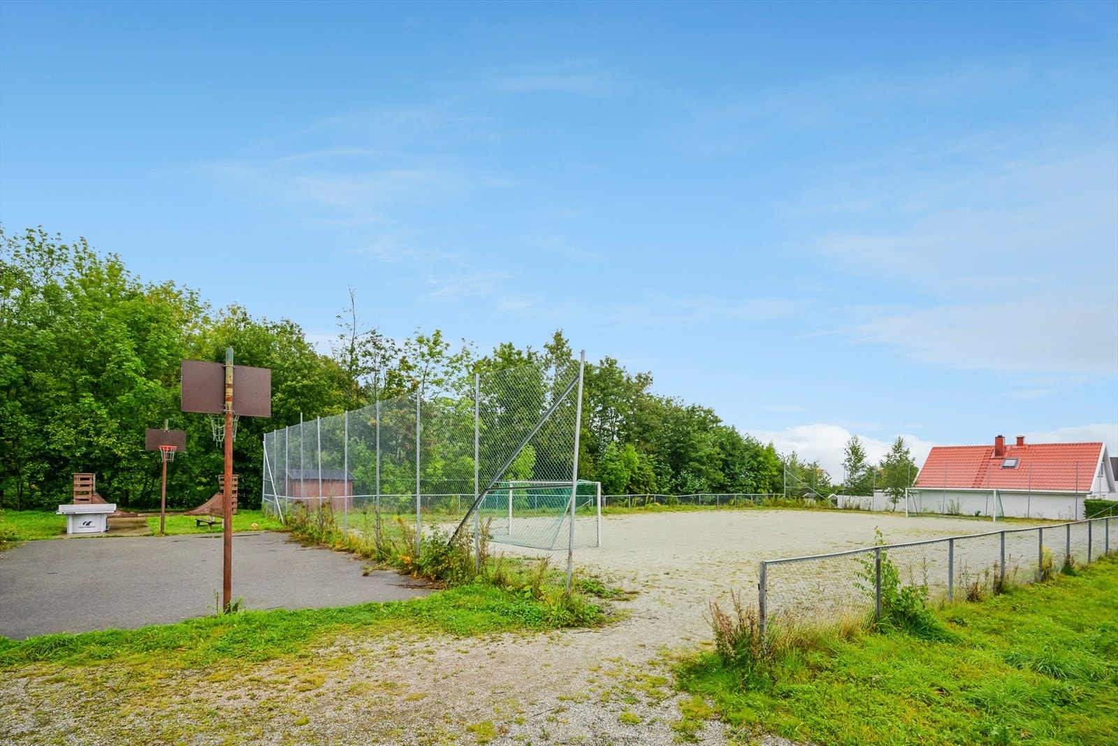 Her har områdene mye å by på med fotballbane, basketballbane, skaterampe mm. Galleribilde