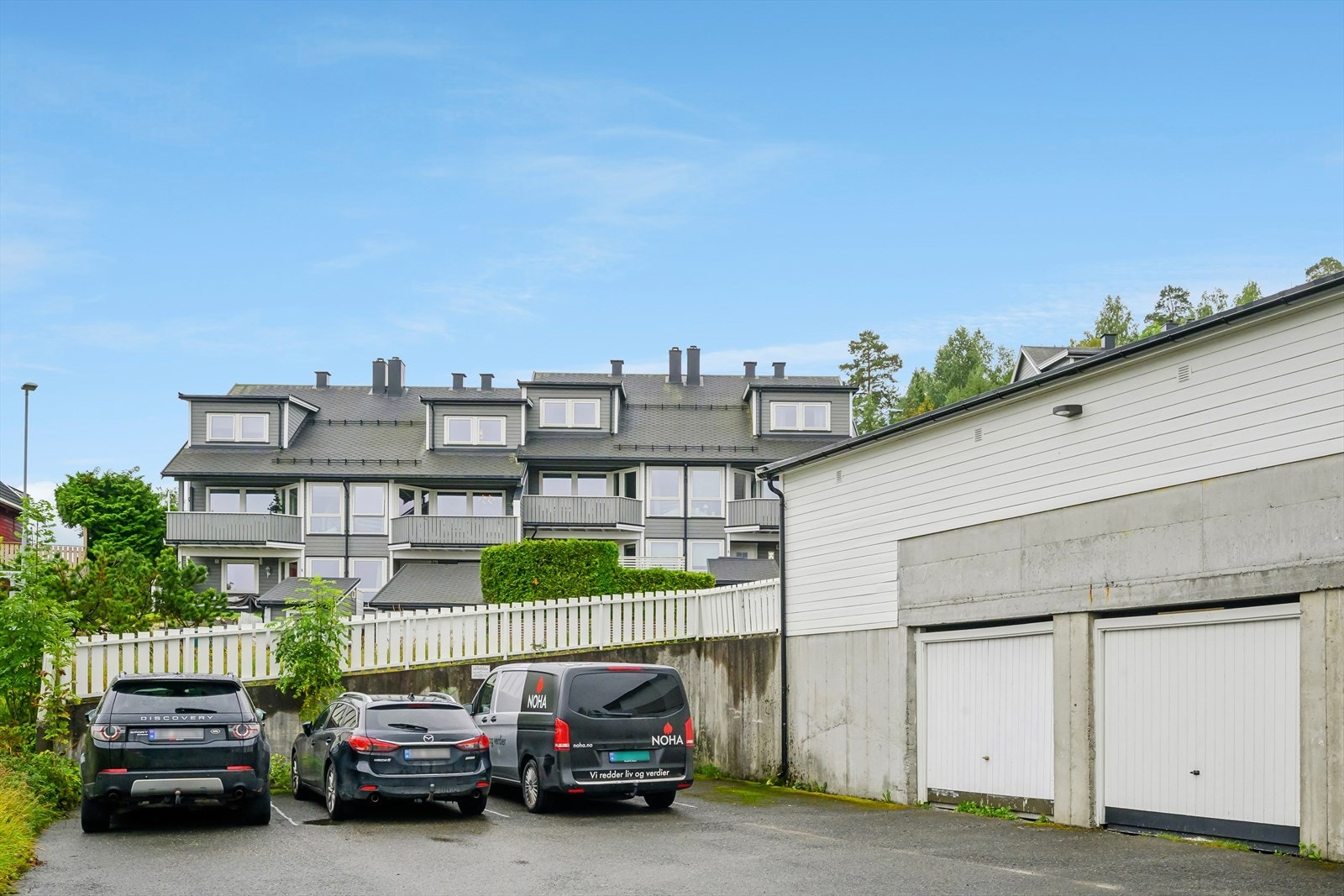 Her er det flere gjesteparkeringer. Medfølger egen garasjeplass. Galleribilde