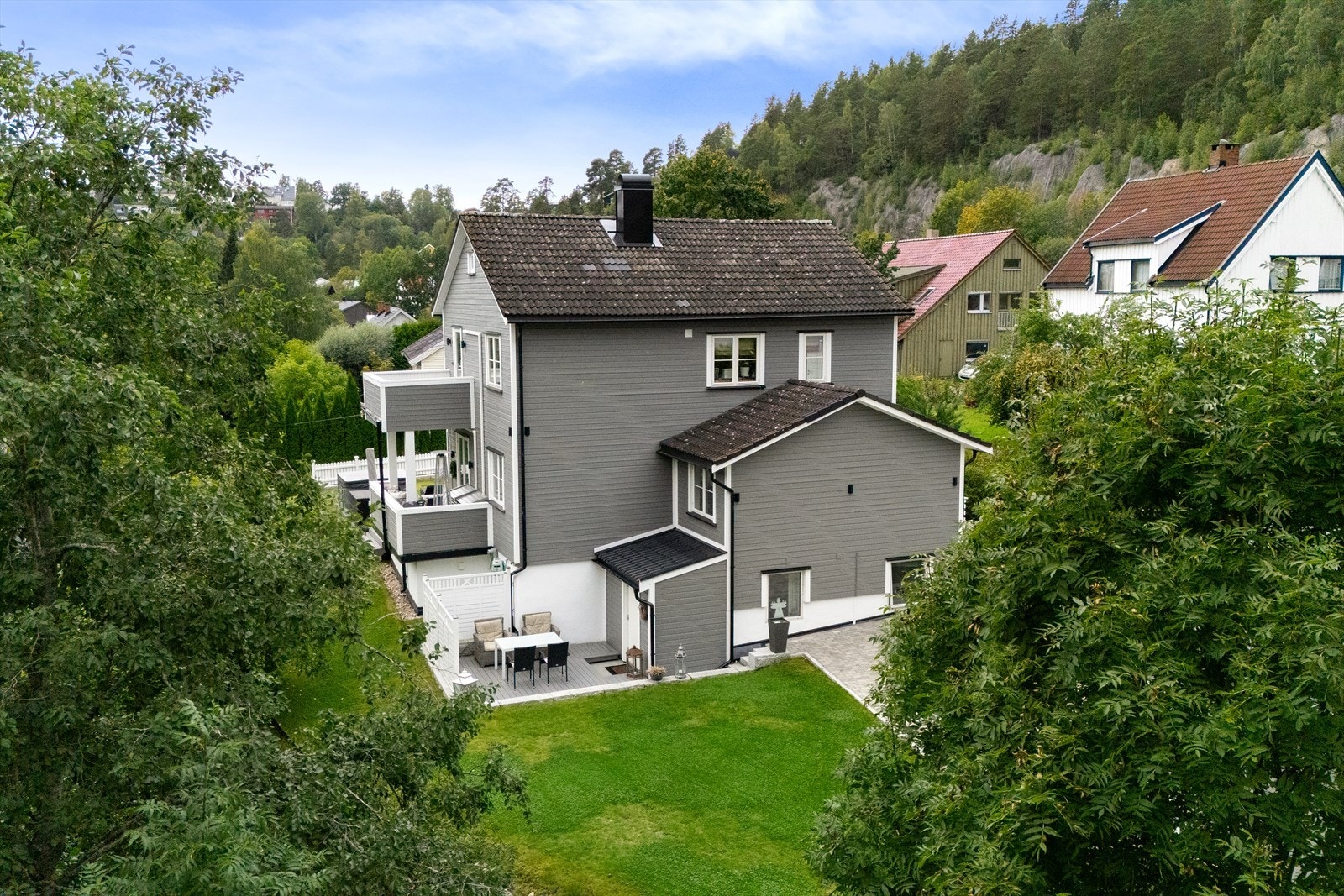Eneboligen har en attraktiv, barnevennlig beliggenhet med nærhet til både barnehage, skoler og kollektivtilbud. Galleribilde