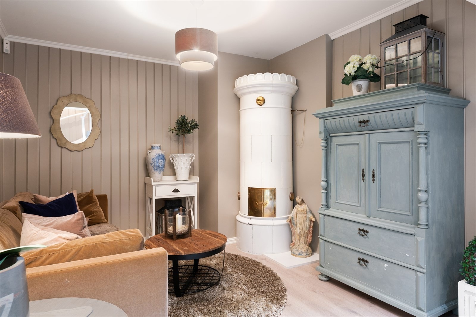 Stor gang med plass til å innrede med en koselig sofakrok. Galleribilde