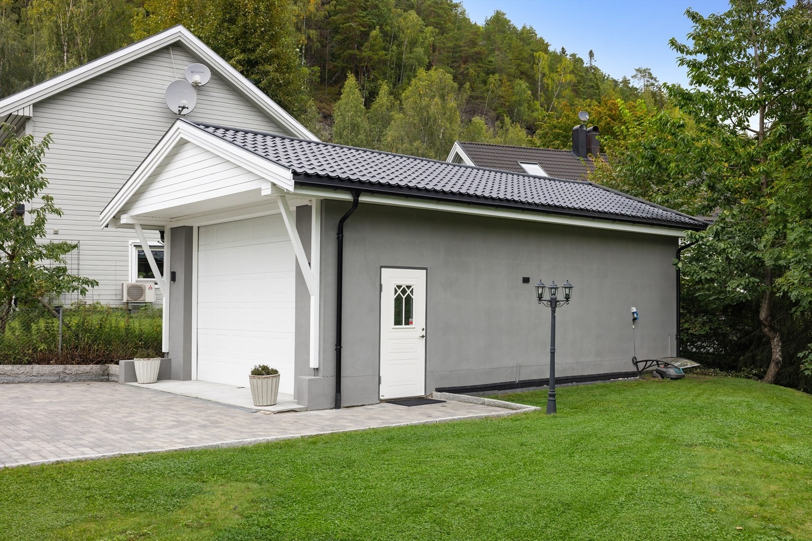 Stor garasje på ca. 46 kvm, samt rikelig med plass til å parkere i gården. Galleribilde