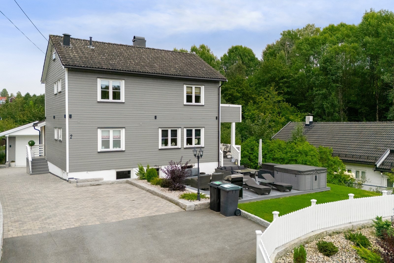Det ble i 2020 bygget ny terrasse, samt ny membran under terrasse i 1. etasje og nytt terrassegulv m/tilhørende renner (Håndverker fremvist). Galleribilde