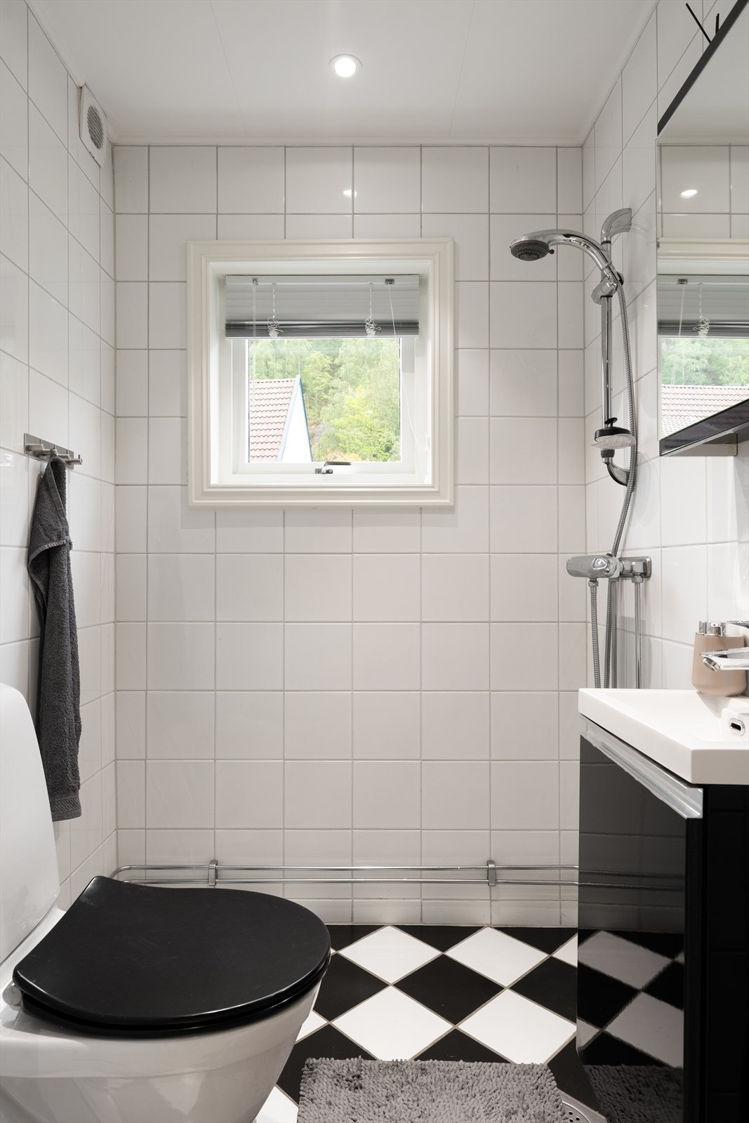 Badet er ifølge tidligere salgsoppgave pusset opp i 2005. Det er utstyrt med dusj på gulv, klosett, servant, benkeskap med glatt front og overskap med speilfront. Galleribilde