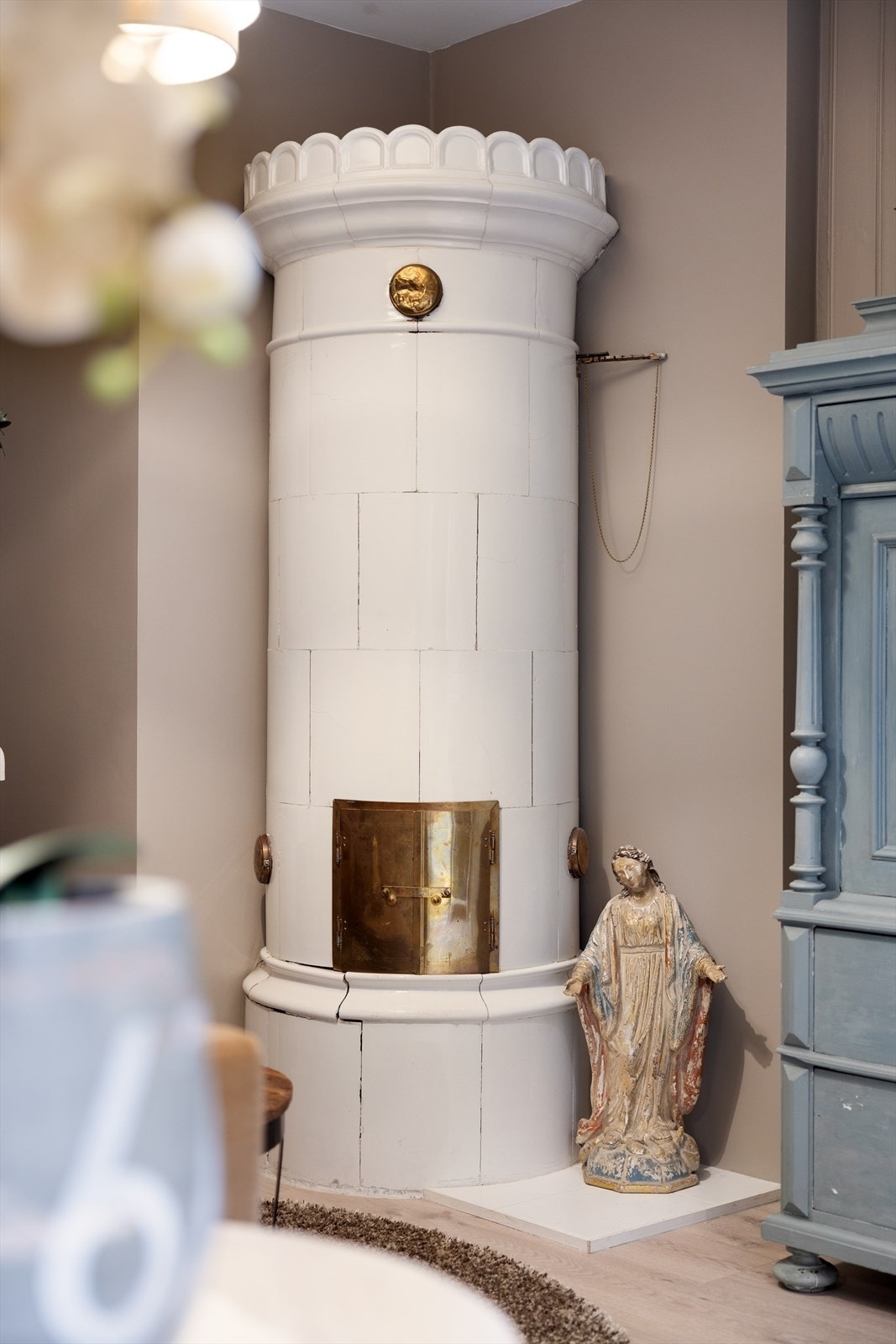 Her er det innredet med en nydelig kakkelovn. Galleribilde
