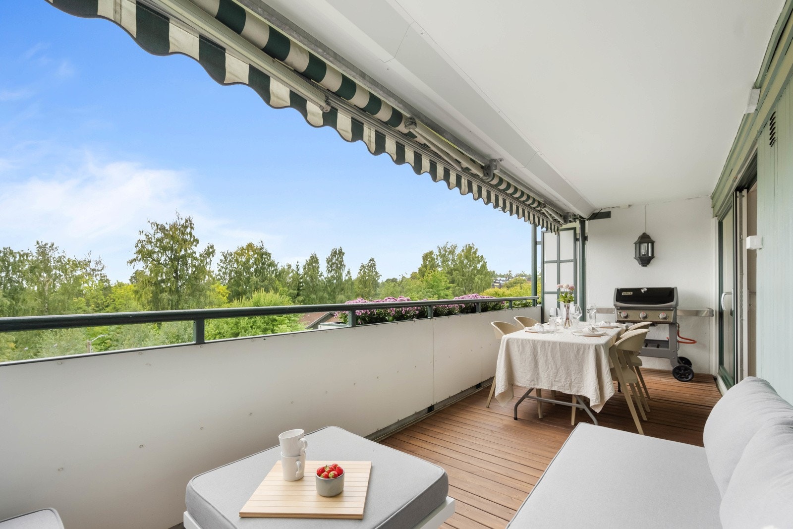 Her er det god plass til å innrede med både loungemøblement og spisebord Galleribilde