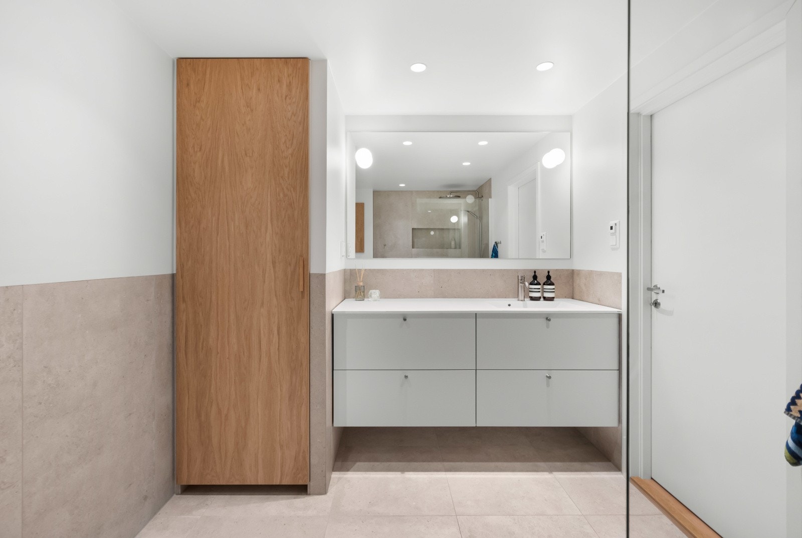 Badet ble renovert i 2023 som resten av boligen. Baderommet har stilrene fliser, gulvvarme og downlights i himling. Det er opplegg for vaskemaskin i praktisk skap/nisje Galleribilde