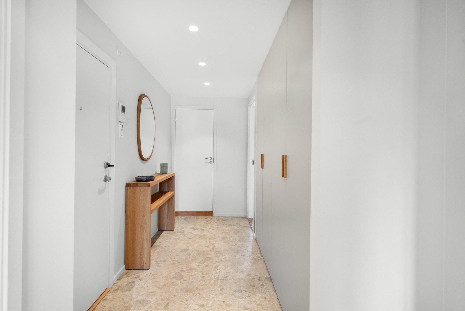 Entréen gir et meget flott førsteinntrykk med flislagt gulv, downlights i himling og plassbygd garderobeløsning Galleribilde