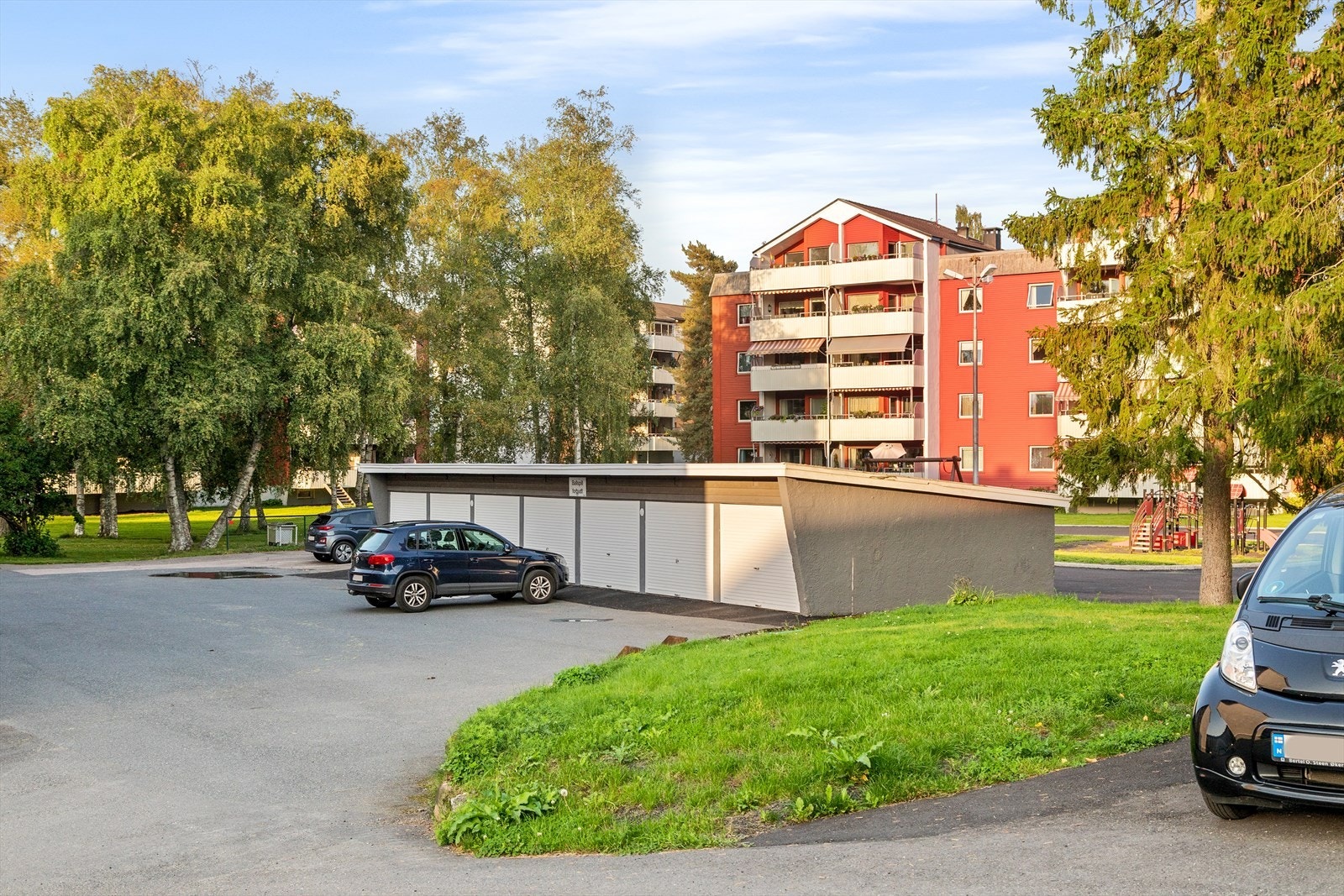 Borettslaget disponerer over 300 parkeringsplasser som leies ut etter venteliste. Galleribilde