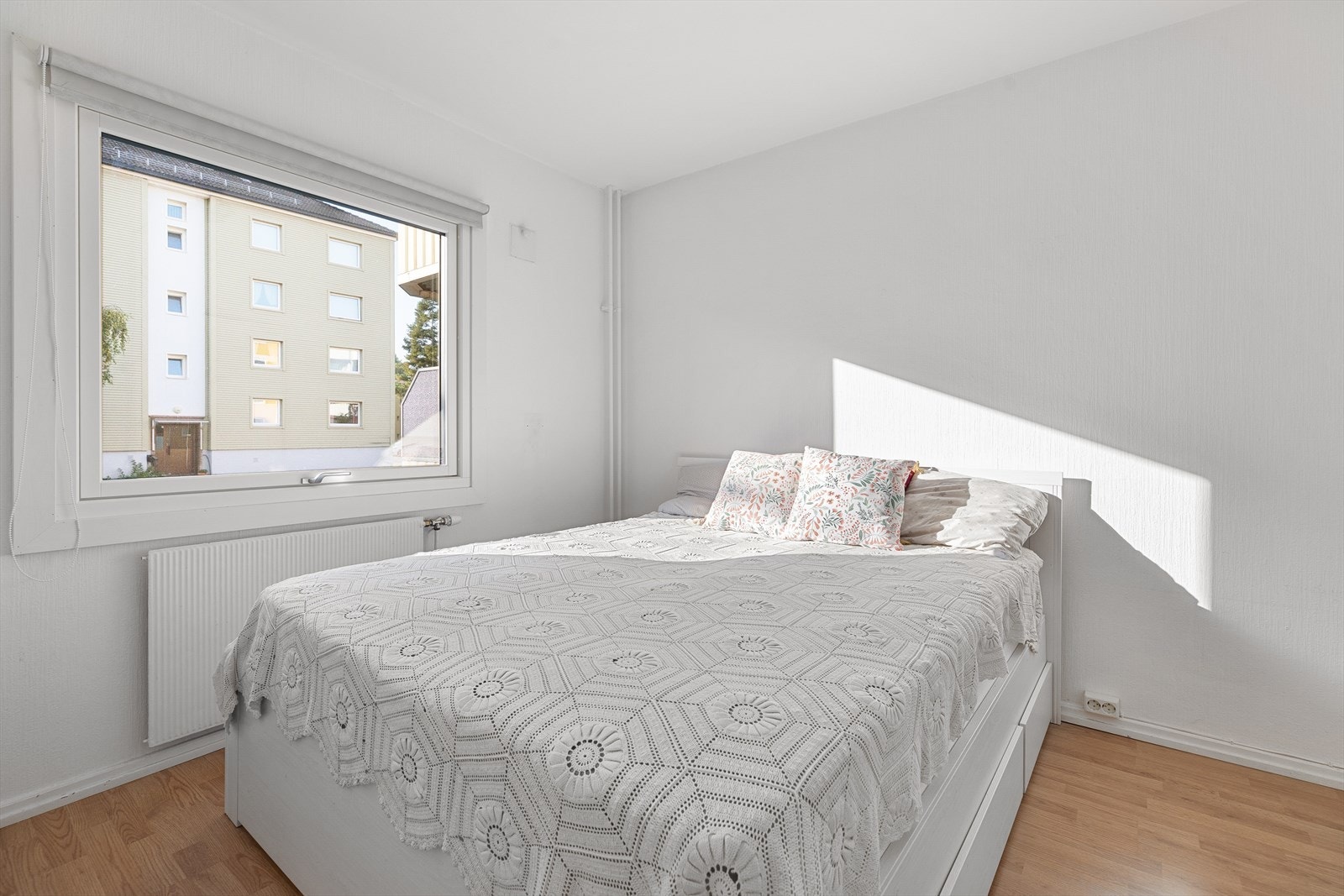 Hovedsoverom av god størrelse med plass til dobbeltseng og nattbord på hver side. Galleribilde