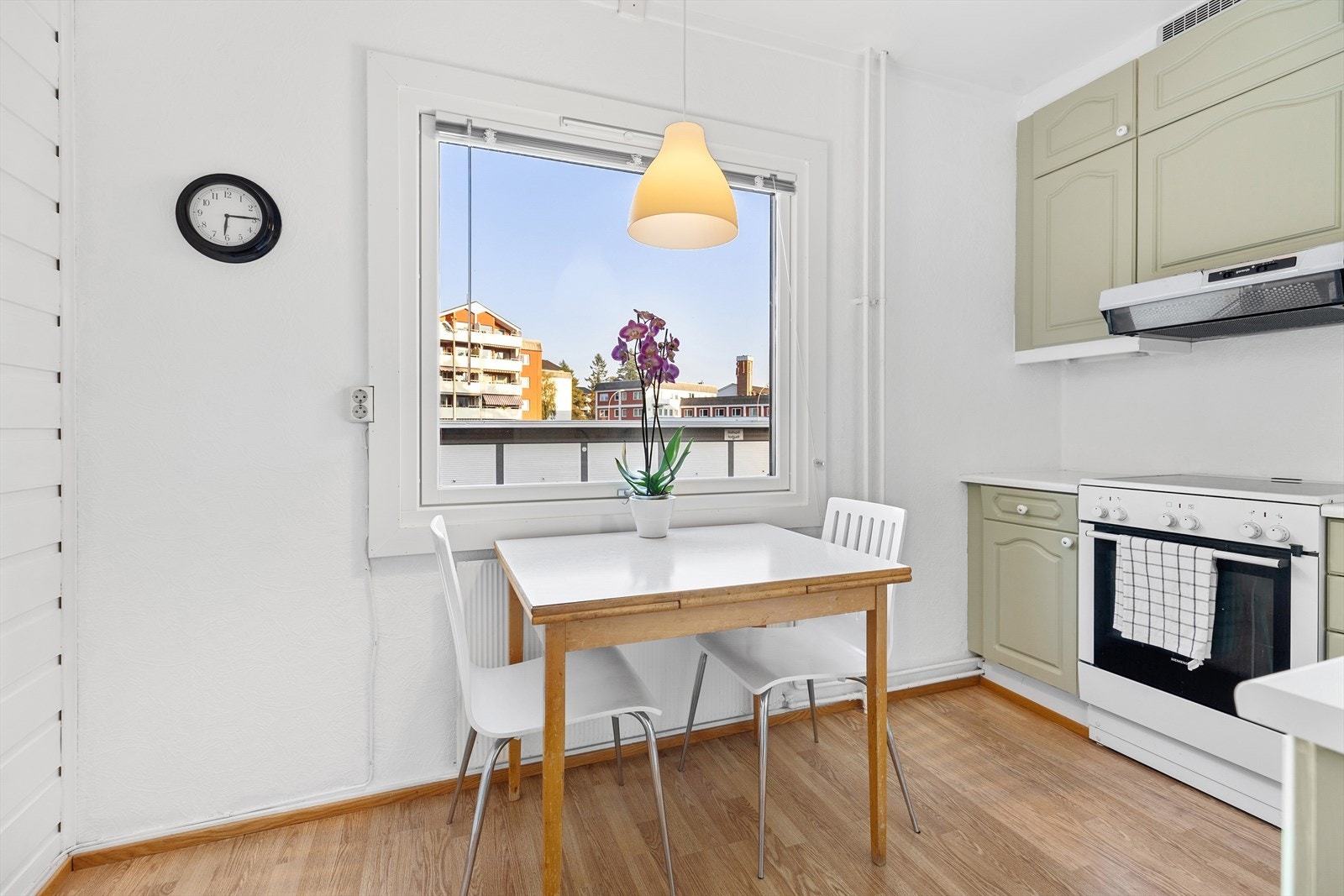 Ved vinduet er det plass til et hyggelig spisebord. På denne siden av leiligheten er det morgensol. Galleribilde