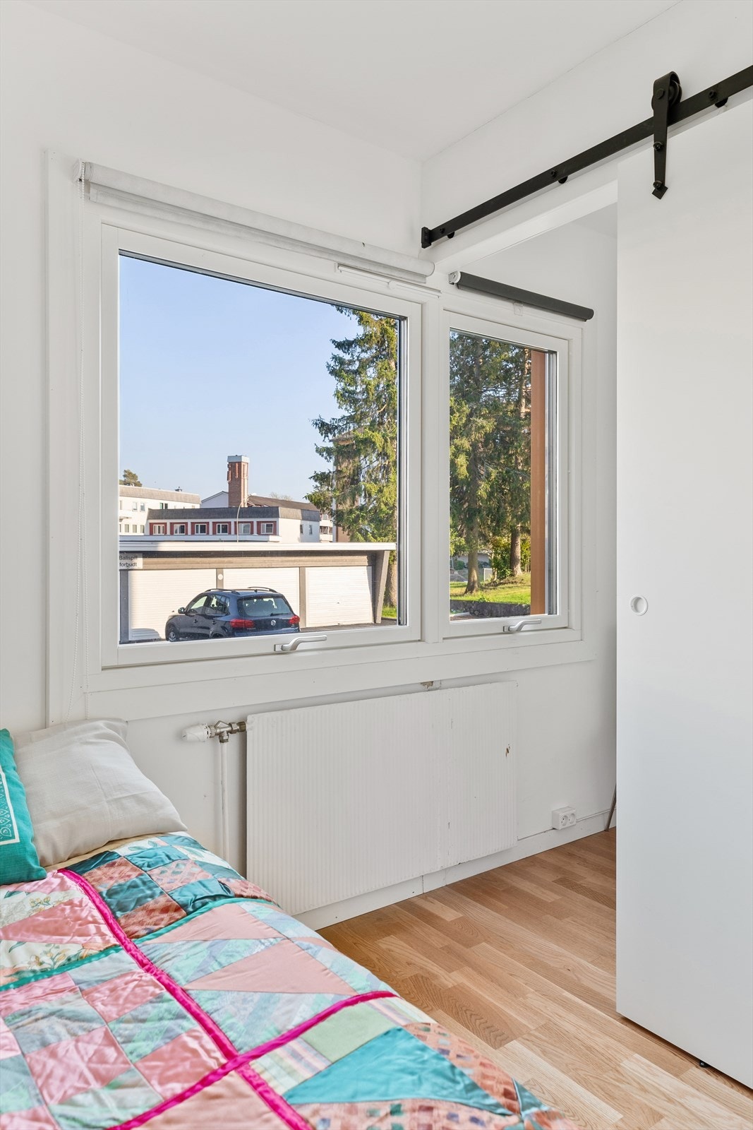 Soverom II og III er adskilt med skyvedør. Galleribilde