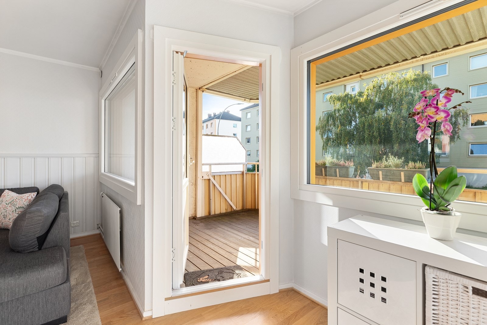 Fra stuen er det utgang til leilighetens balkong som vender mot nordvest. Galleribilde