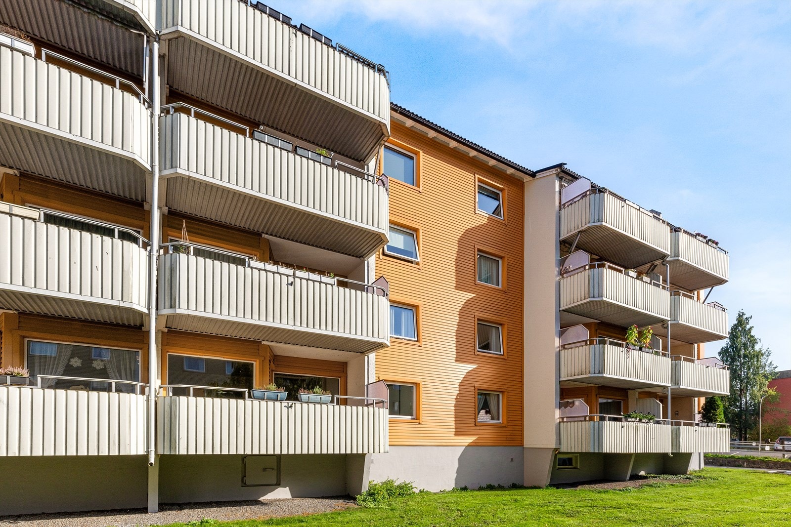 Leiligheten ligger i en høy 1. etasje med balkong. Galleribilde
