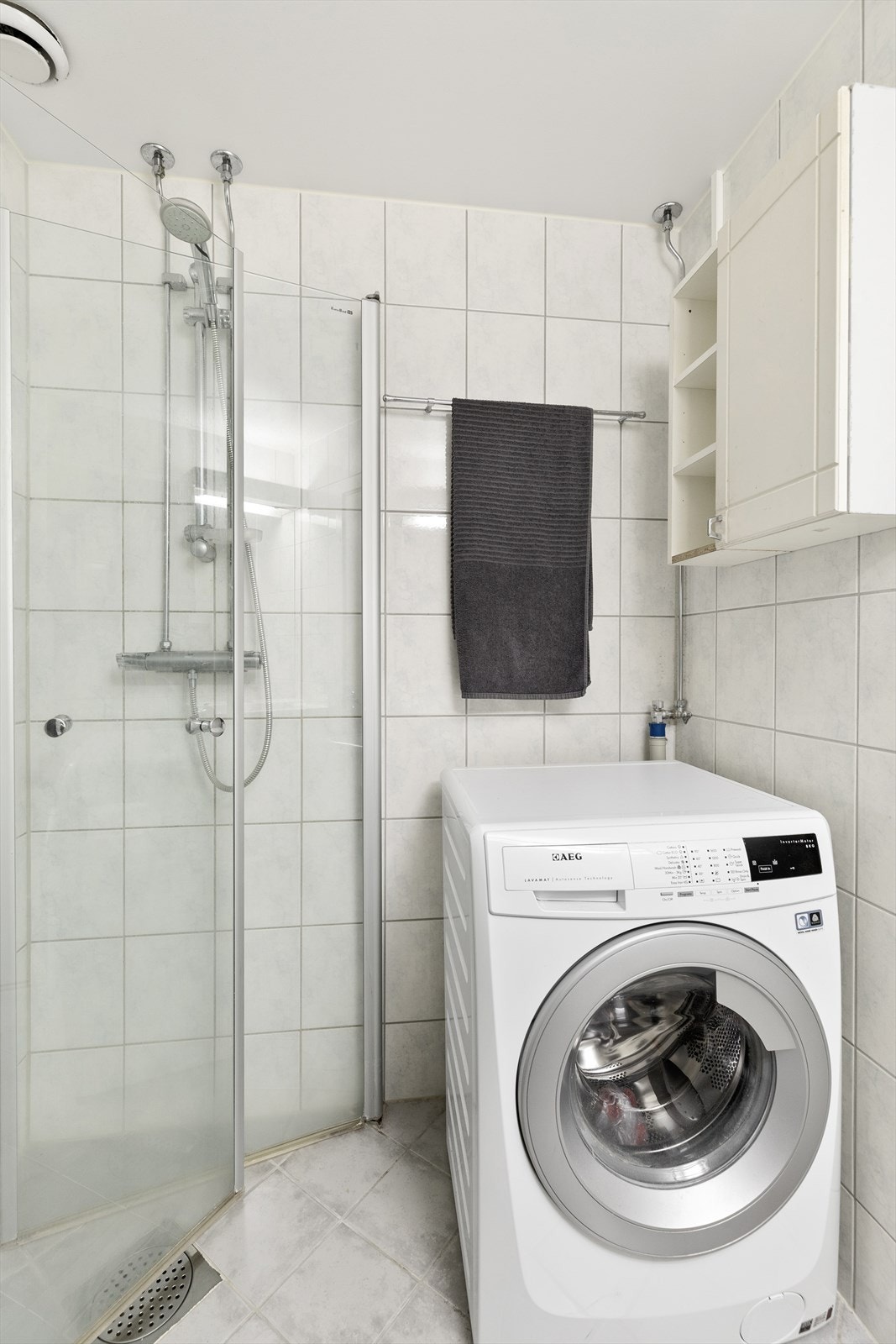 Det er varmekabler i gulv. Vaskemaskin følger. I tillegg er det 12 fellesvaskerier i borettslaget. Galleribilde