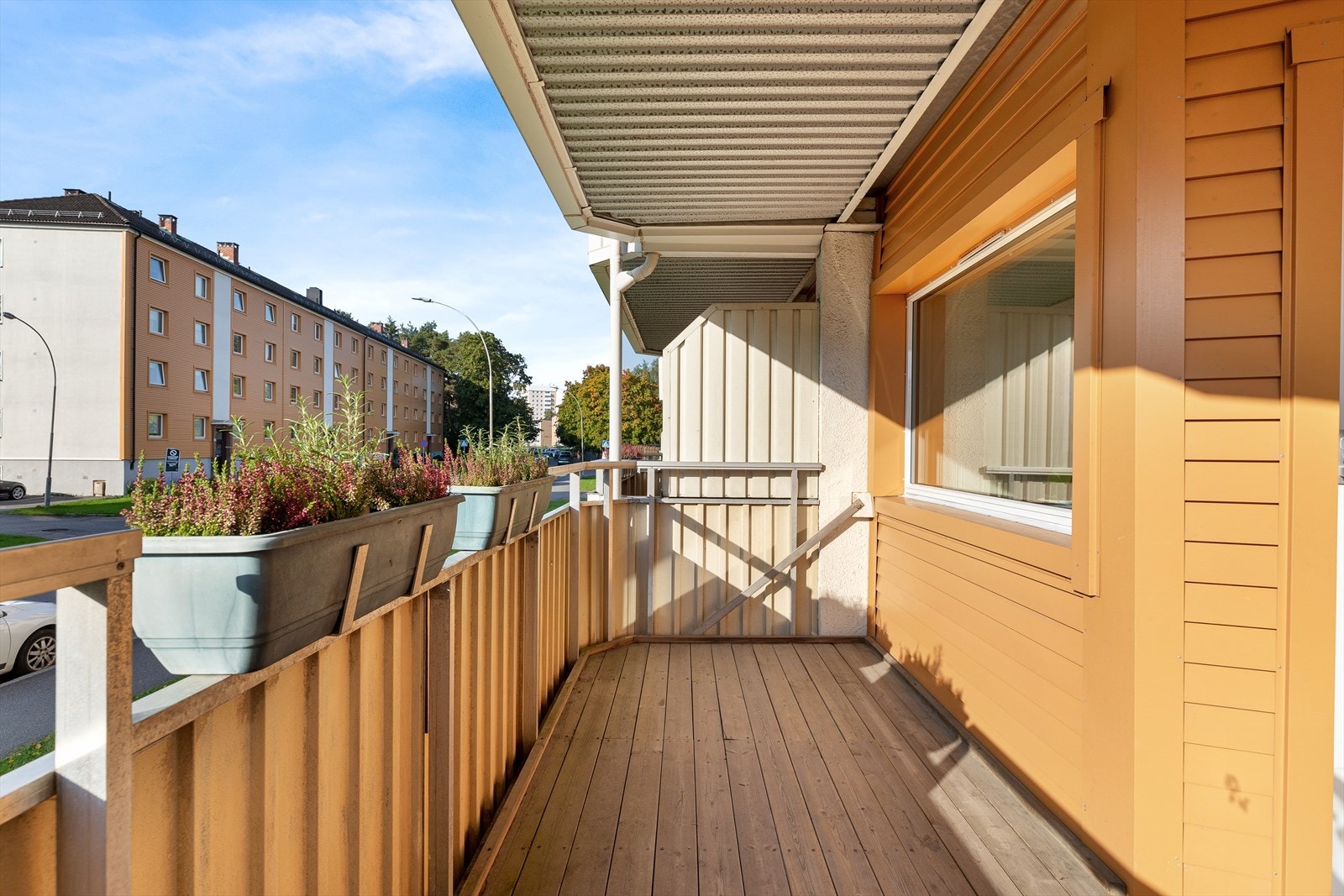 Balkongen er en naturlig forlengelse av stuen på sommerhalvåret, og har en god størrelse på hele 11 kvm. Galleribilde