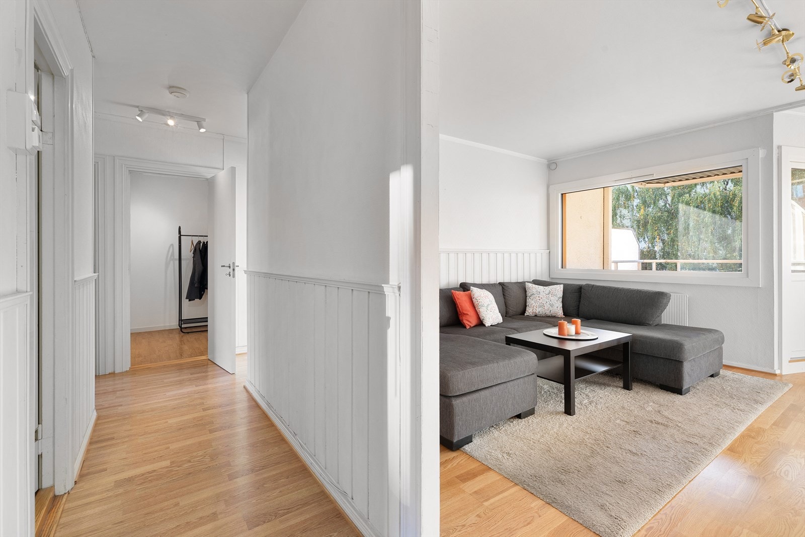 Romslig gang. I enden av gangen er det knagger til oppheng av ytterjakker. Galleribilde