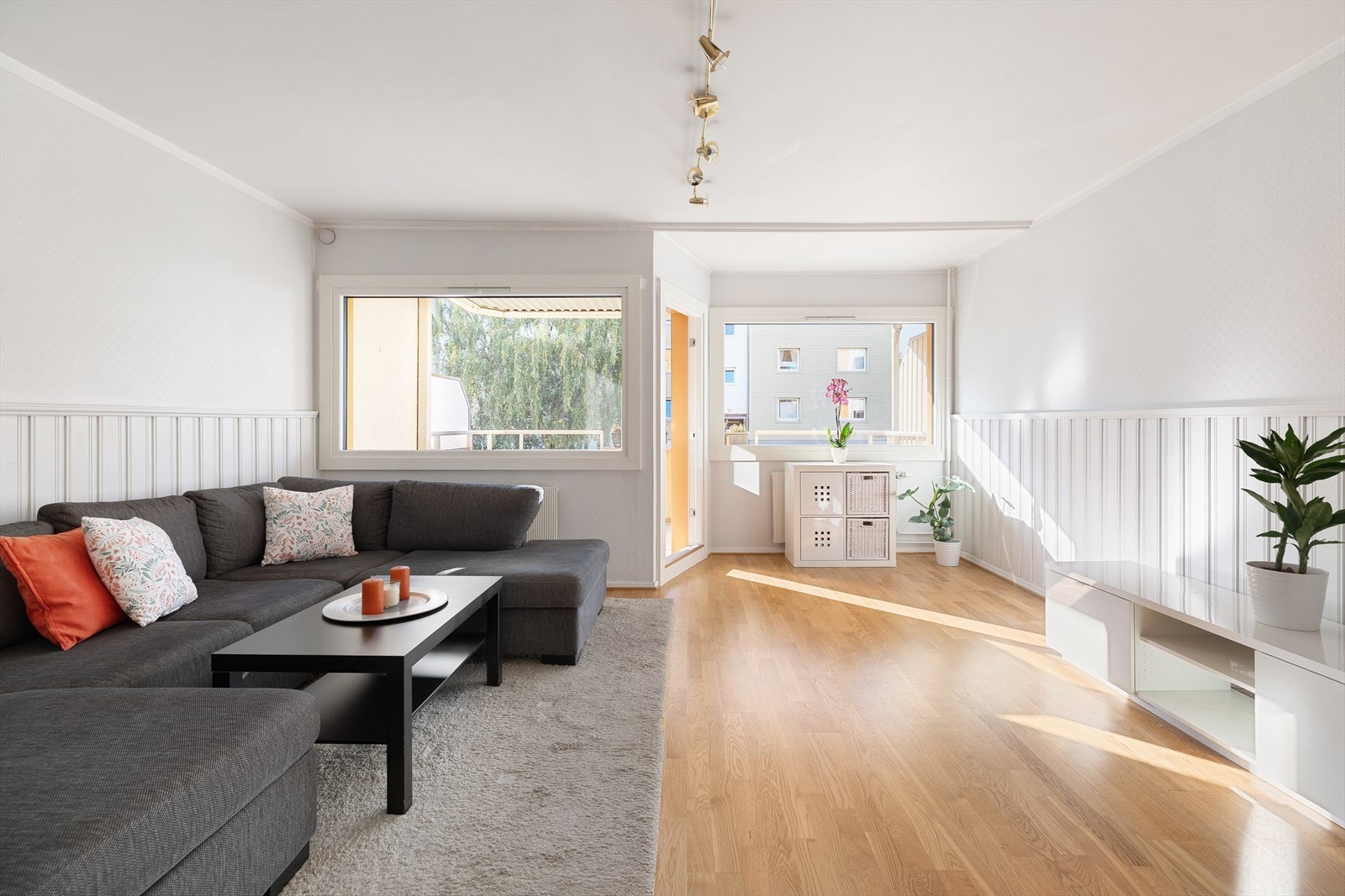 Velkommen til Vetlandsveien 74B - En lys og gjennomgående 4-roms andelsleilighet i populære Fuglemyra borettslag! Galleribilde