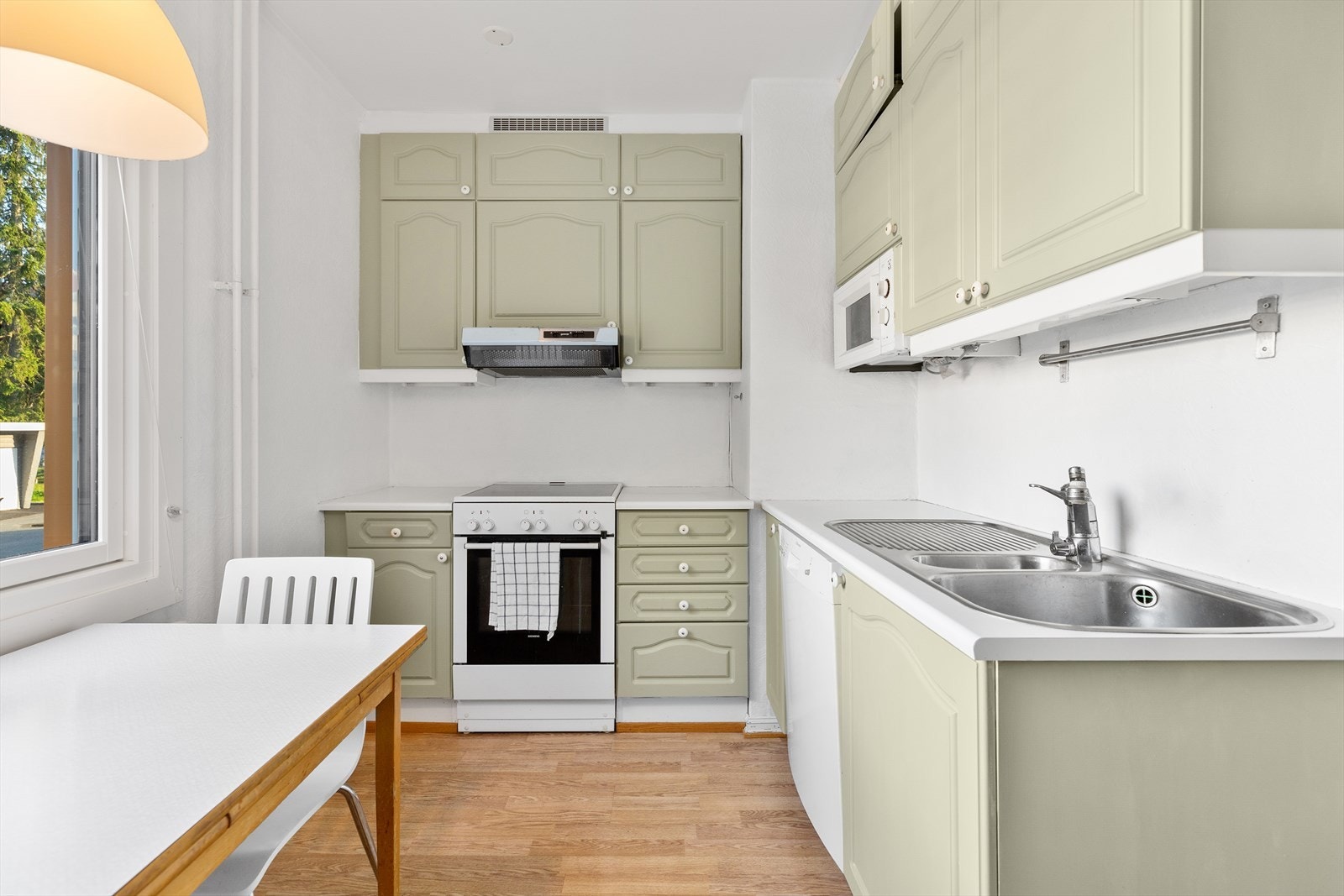 Kjøkkenet ligger i et eget rom, og har en eldre innredning. Galleribilde