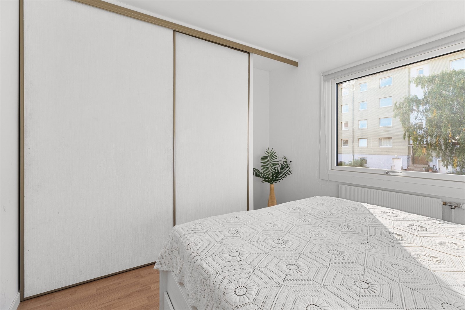 Hovedsoverommet har en stor skyvedørsgarderobe. Galleribilde