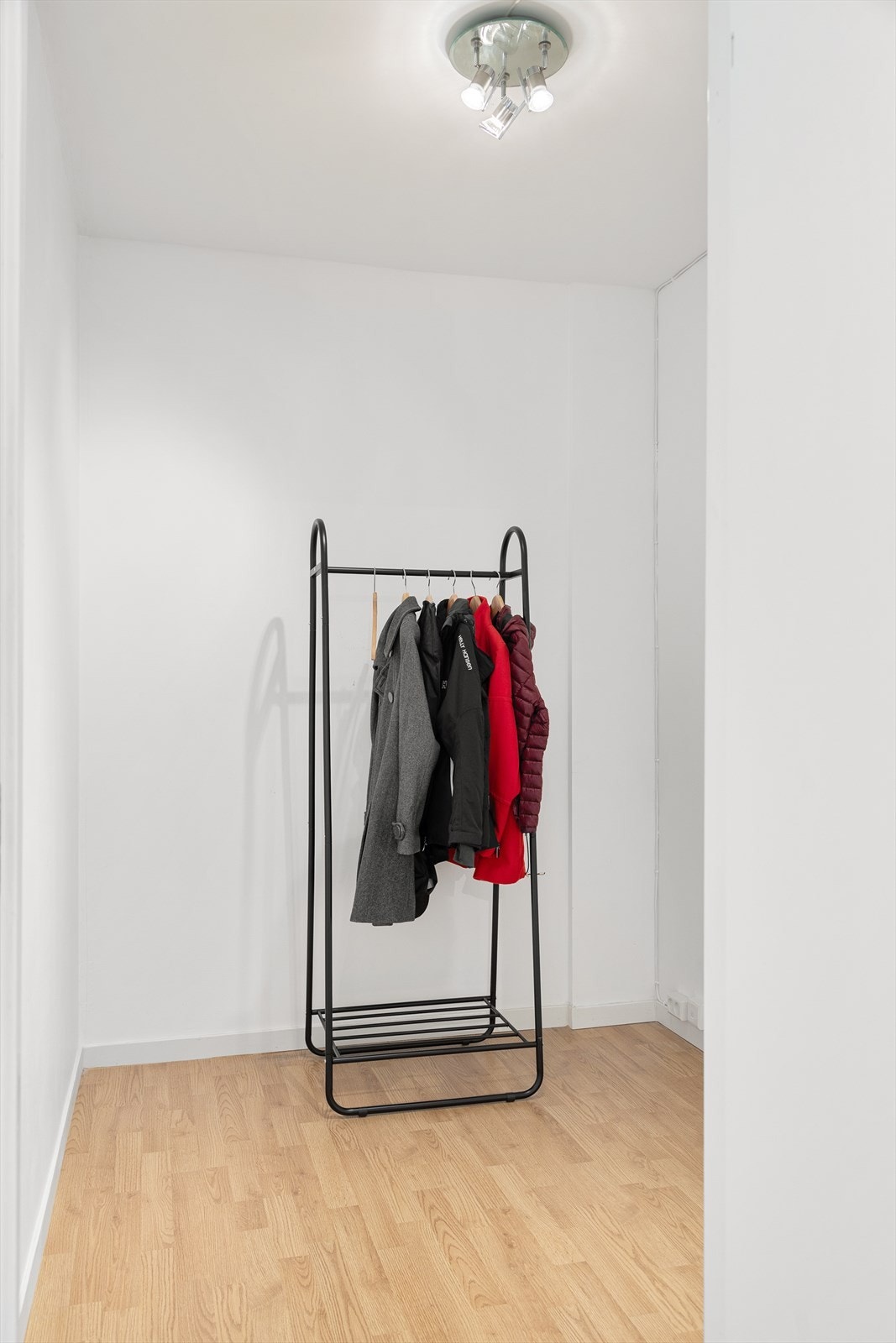 Praktisk garderoberom med tilknytning til gang/entre. Galleribilde