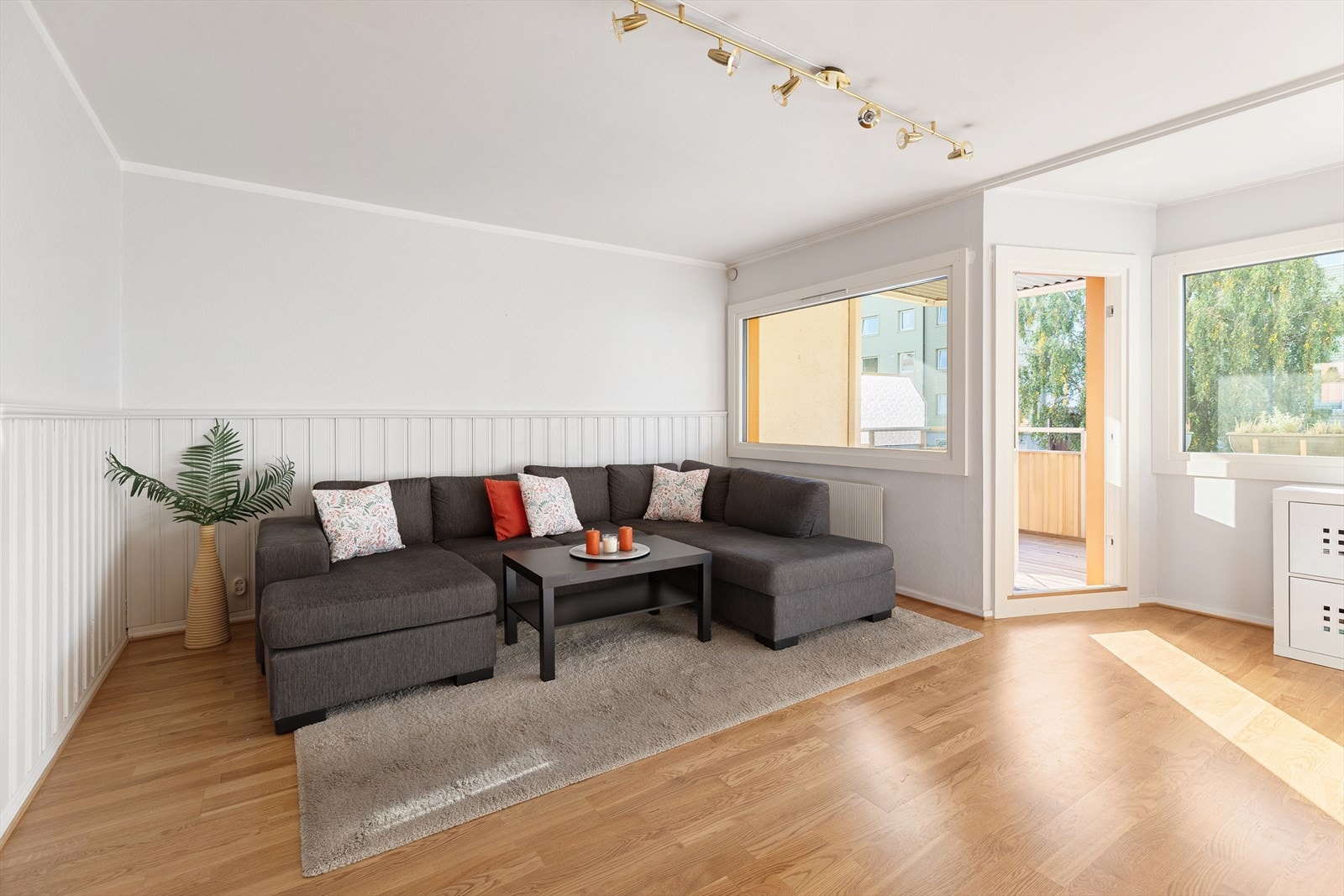 Stuen oppleves som lys og luftig med gode vindusflater og en takhøyde på ca. 2,45 meter. Galleribilde