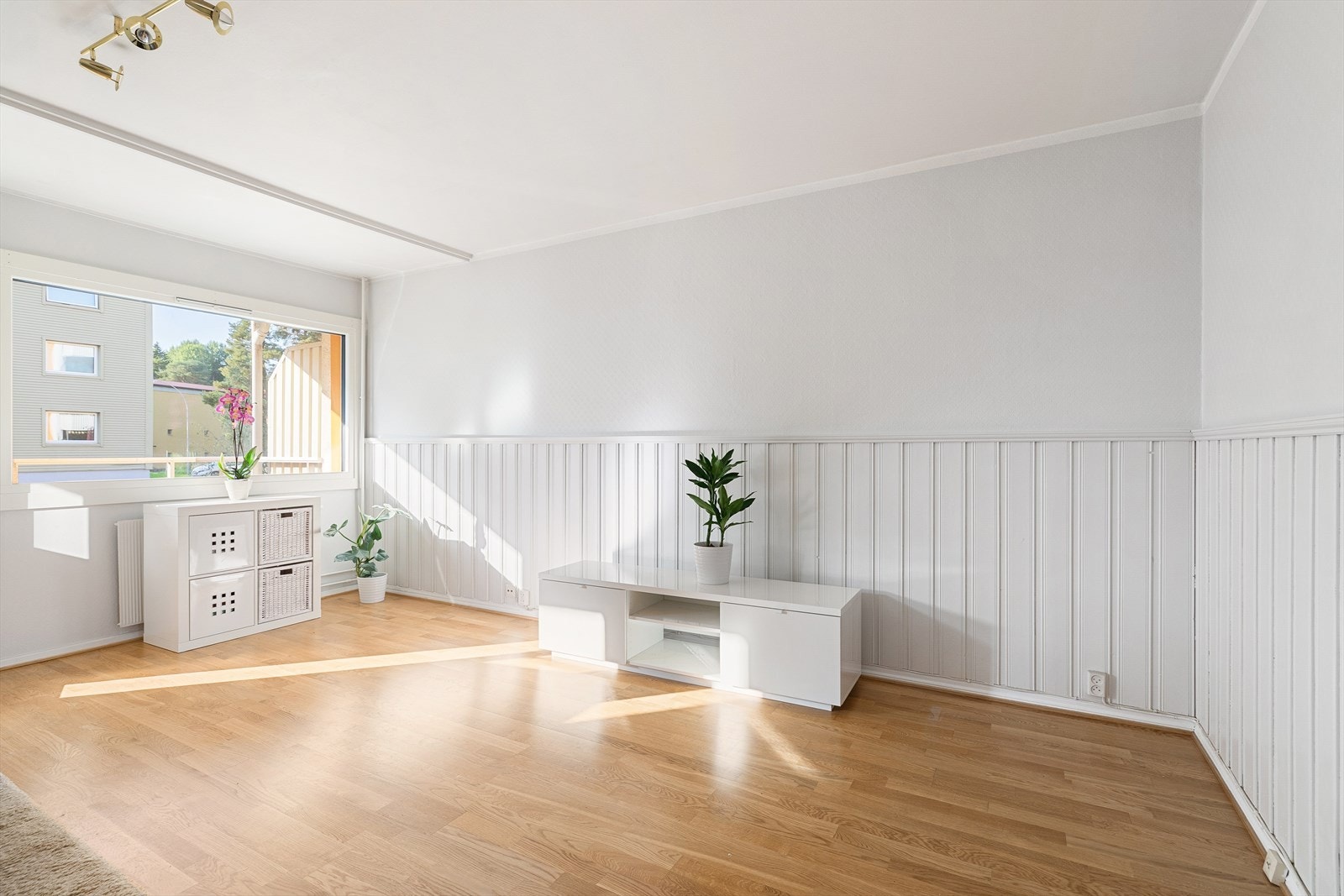 Stuen er innredet med lysmalte vegger, brysningspanel og 3-stavs parkettgulv. Vinduene er fra 2020. Galleribilde