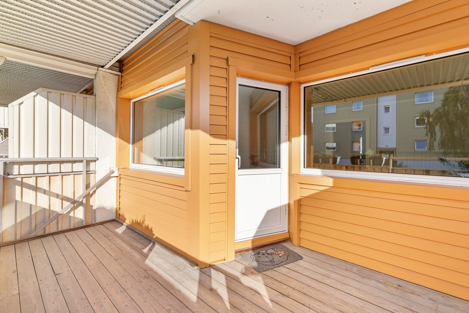 Det er god plass til utemøblement, grill og beplantninger på balkongen. Galleribilde