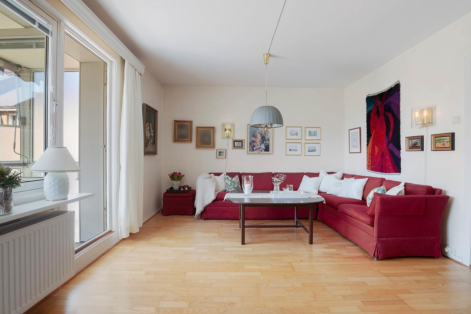 Stuen er lys med parkett på gulv Galleribilde