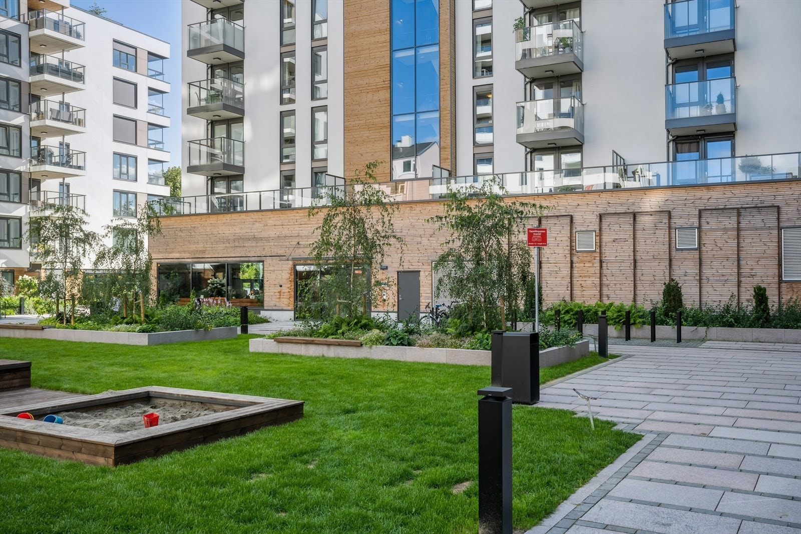 Fellesarealene er gjennomgående pent utført med beplantning Galleribilde