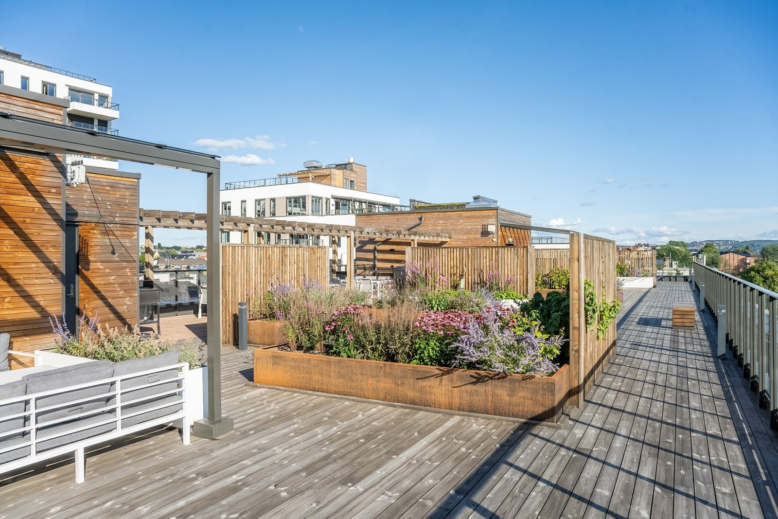 Sameiet har tre store, felles takterrasser med nydelig sol- og utsiktsforhold, samt utekjøkken og treningsapparater Galleribilde