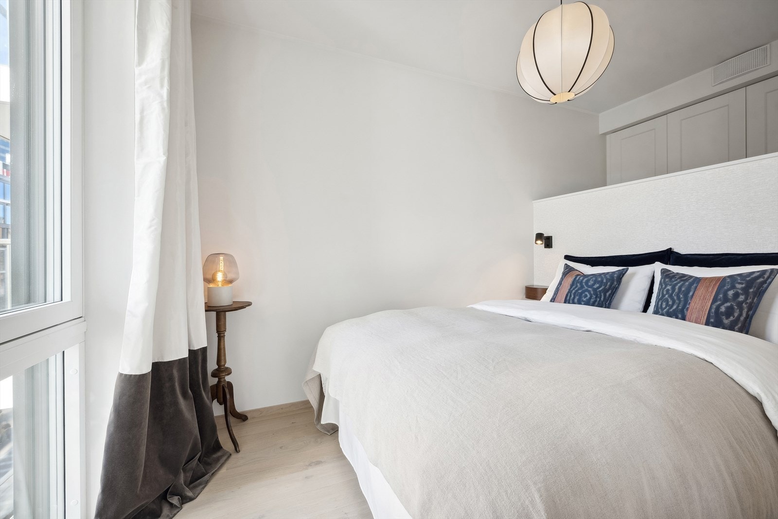 Soverommet er meget smart løst med walk-in garderobe Galleribilde