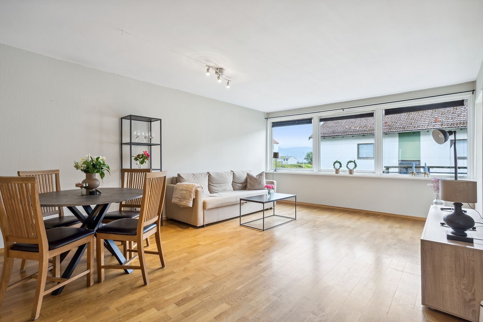 Stuen er lys og åpen og er møblert med sofagruppe, tv og spisebord - Peis Galleribilde