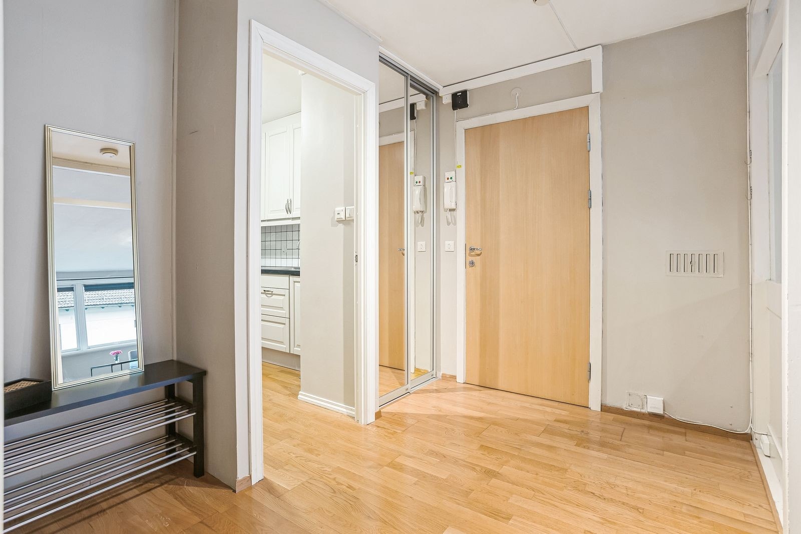 Romslig entre med skyvedørsgarderobe - God plass til yttertøy Galleribilde