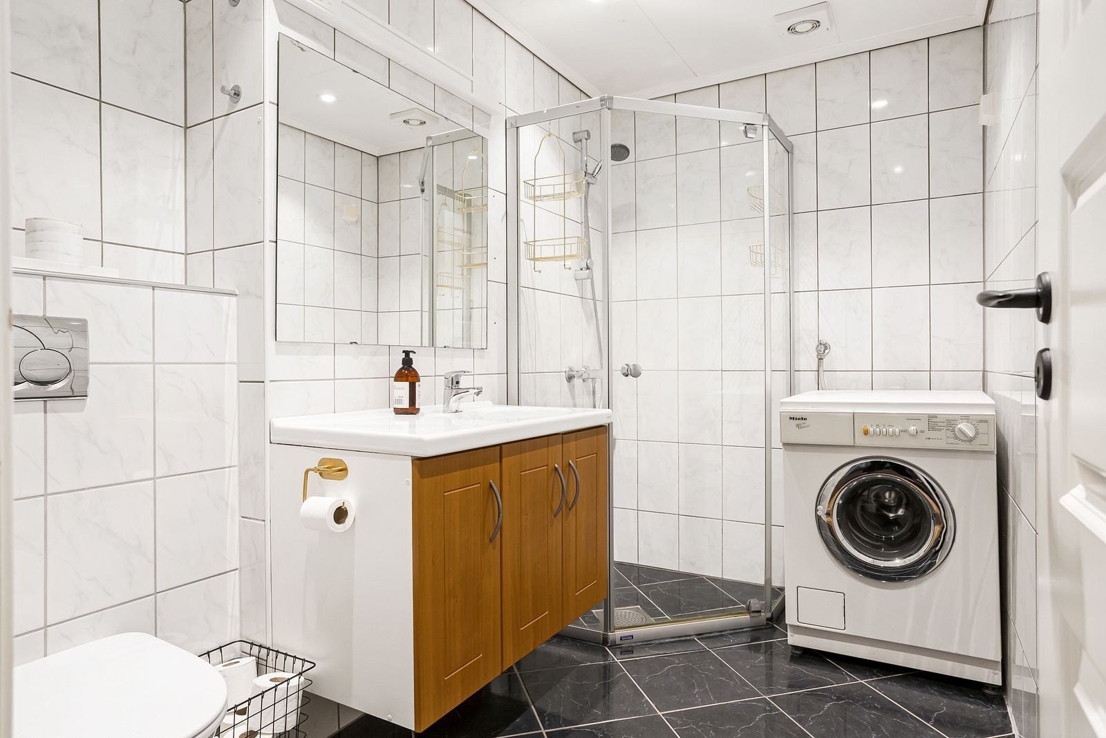 Badet er flislagt og har varme i gulvet - Vaskemaskin følger med Galleribilde