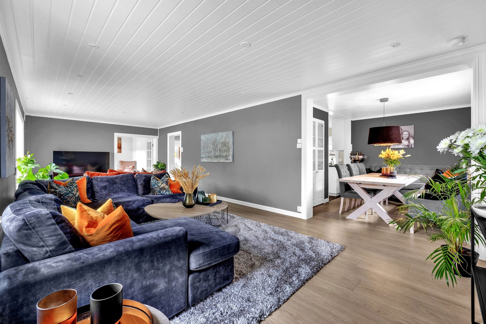 Stue er delt inn i flere soner, en til tv-kos, en til en god prat og en til å spise i :) Galleribilde