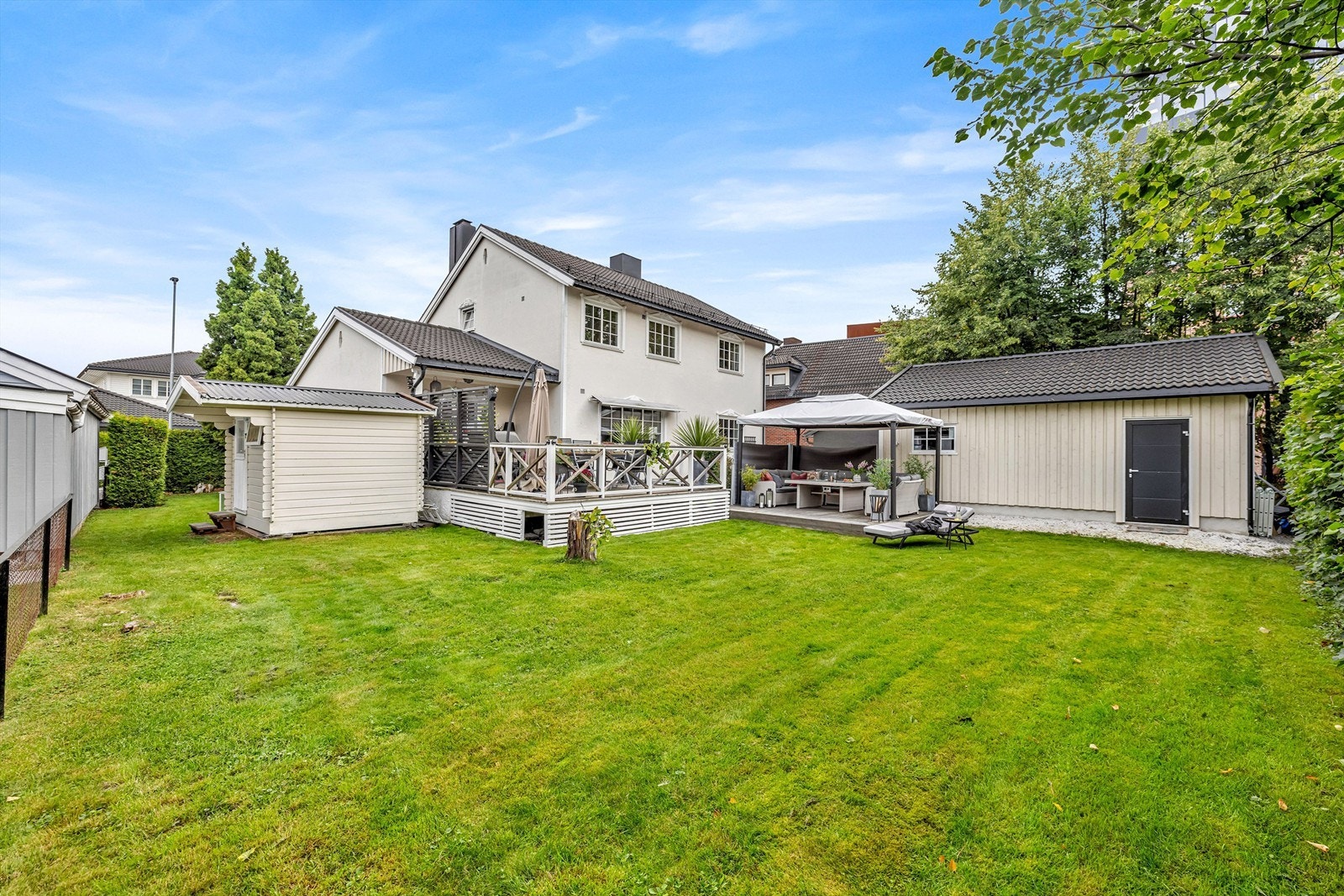 Solrik eiendom med pent opparbeidet uteområde. Garasje og utebod ble malt i 2021. Utebod på ca 6 kvm Galleribilde