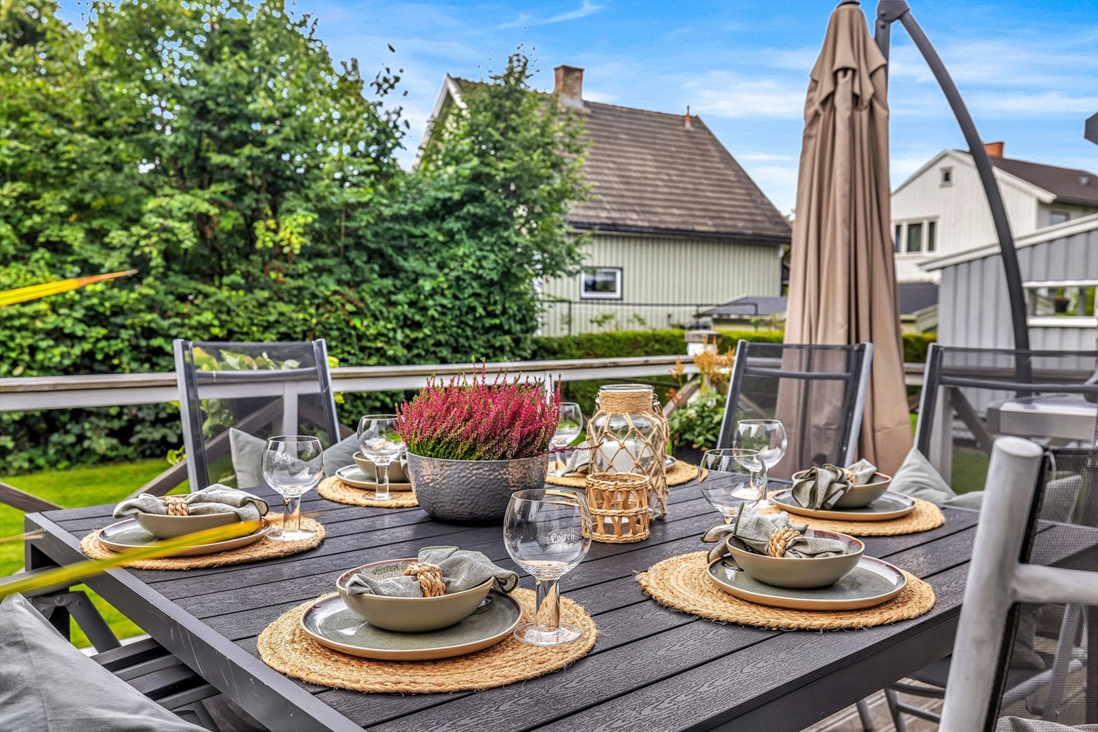 Selger utvidet terrassen i 2013 som gir god plass til spisebord med plass til mange. Galleribilde