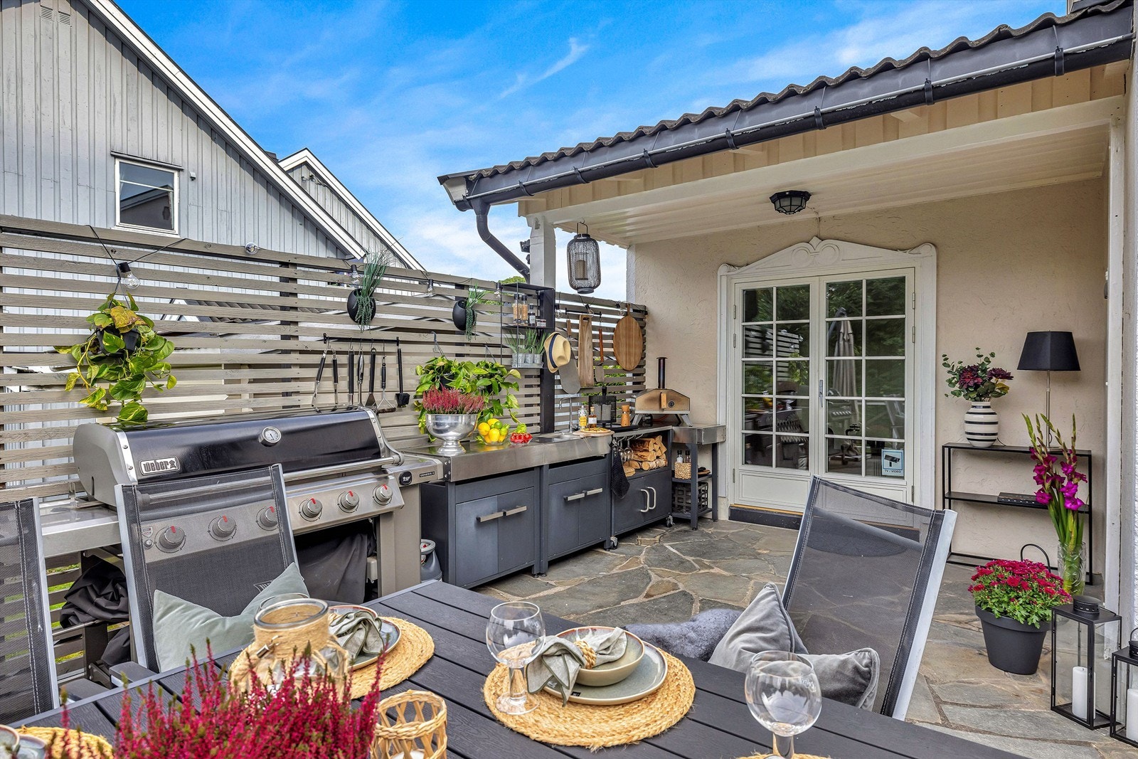 Utekjøkkenet ble etablert i 2021. Her er det god benkeplass. Det er lagt tilrette for å kunne koble til vann Galleribilde